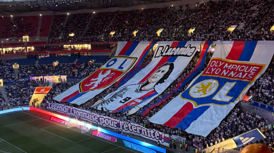 Tifo, maillots : l'OL rend un hommage poignant à Bernard Lacombe