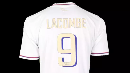 Hommage de l’OL à Bernard Lacombe : les maillots d’échauffement vendus aux enchères, les fonds reversés pour la lutte contre le cancer Hommage de l’OL à Bernard Lacombe : les maillots d’échauffement vendus aux enchères, les fonds reversés pour la lutte contre le cancer