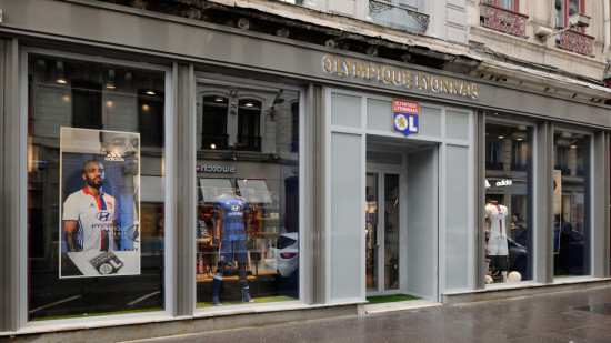 Maillots, goodies, promos… la braderie de l’OL est de retour 