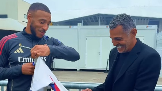 OL : quand Corentin Tolisso demande un autographe à Sonny Anderson OL : quand Corentin Tolisso demande un autographe à Sonny Anderson