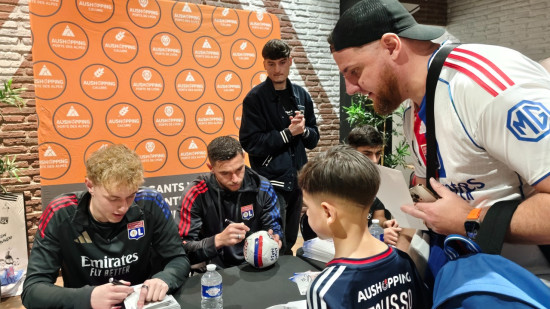 Des joueurs de l'OL en d&eacute;dicace : plusieurs centaines de supporters ont r&eacute;pondu pr&eacute;sents avant l&rsquo;Olympico (PHOTOS)