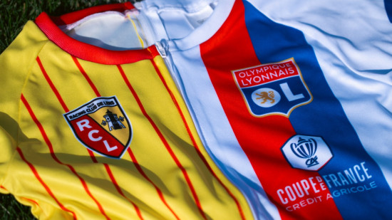 Quart de finale de la coupe de France : un maillot in&eacute;dit aux couleurs de l&rsquo;OL et de Lens cr&eacute;&eacute;, Pierre Laigle et Jean Dumas nomm&eacute;s ambassadeurs
