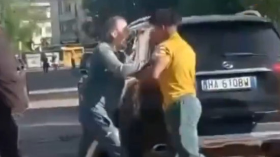 Gift Orban (ex-OL) film&eacute; en train de se battre avec un supporter apr&egrave;s une d&eacute;faite