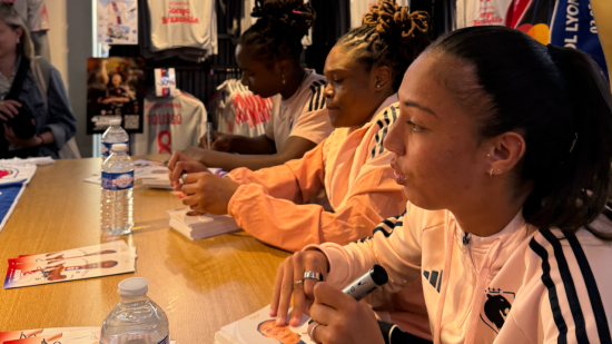 Les supporters aux rendez-vous pour la s&eacute;ance de d&eacute;dicaces d'OL Lyonnes