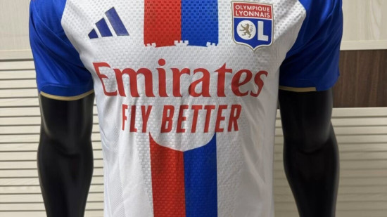 Maillot domicile 2026-2027 de l&rsquo;OL : de nouvelles photos ont fuit&eacute;, une tunique inspir&eacute;e des ann&eacute;es 90 ?