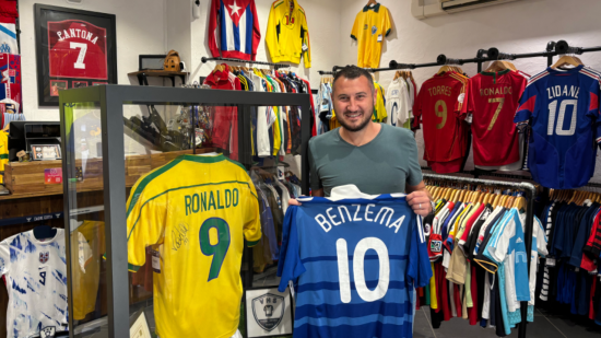 Passionn&eacute;s de football ? Cette boutique lyonnaise fait revivre les plus grands souvenirs&hellip; et vous r&eacute;serve de belles surprises