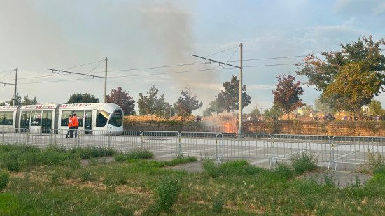 Un supporter et sa cigarette ? Un incendie se déclenche devant le Groupama Stadium avant OL-Sparta Un supporter et sa cigarette ? Un incendie se déclenche devant le Groupama Stadium avant OL-Sparta