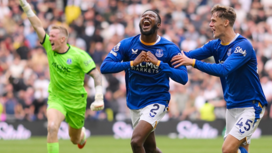 Ainsley Maitland-Niles (ex-OL) s’offre un but de folie contre Manchester United Ainsley Maitland-Niles (ex-OL) s’offre un but de folie contre Manchester United