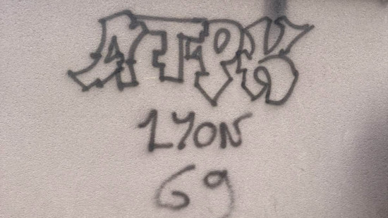 Il tague le mur d'un cimeti&egrave;re pr&egrave;s de Lyon : un supporter de l'OL interpell&eacute; en flagrant d&eacute;lit