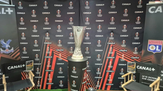 &ldquo;Rendre la Ligue Europa accessible&rdquo; : le troph&eacute;e fait escale &agrave; Lyon Part-Dieu, aux mains des supporters de l&rsquo;OL