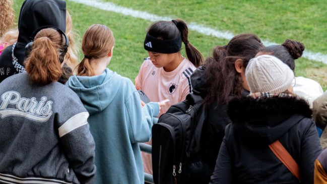 OL Lyonnes s’offre un petit bain de foule avant d’affronter Marseille OL Lyonnes s’offre un petit bain de foule avant d’affronter Marseille
