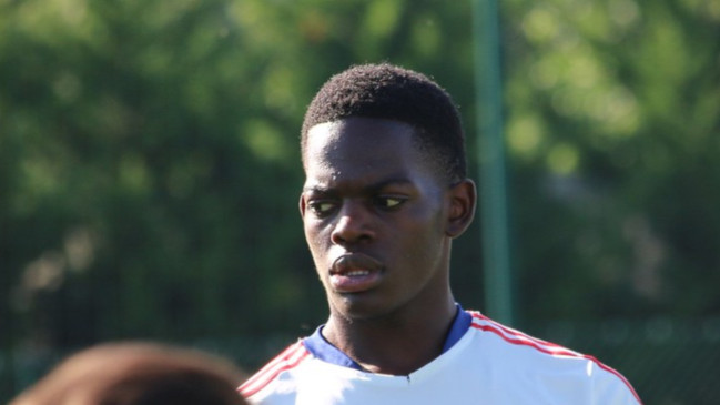 Le FC Barcelone veut recruter Castello Lukeba : plusieurs millions d&rsquo;euros en vue pour l&rsquo;OL ?&nbsp;