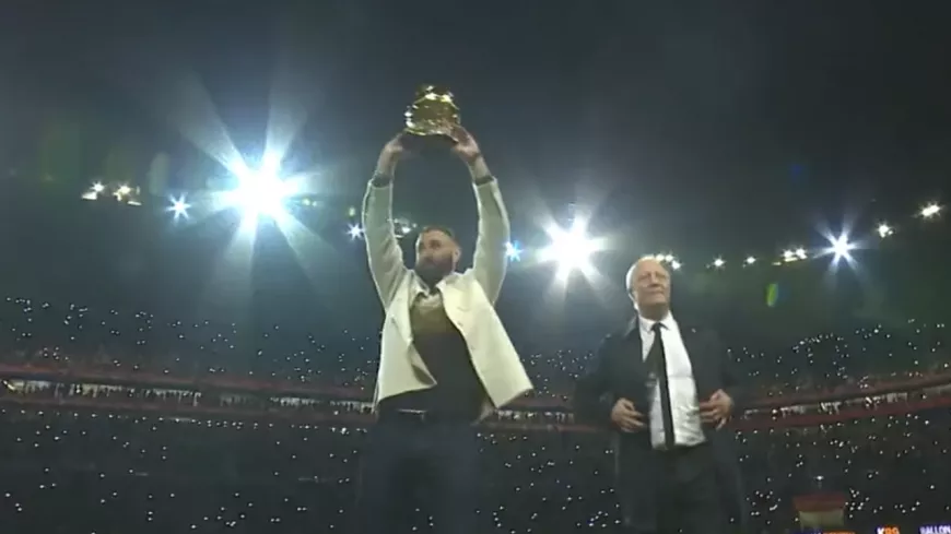 Au Groupama Stadium, Karim Benzema soulève son Ballon d’Or pour les supporters de l’OL