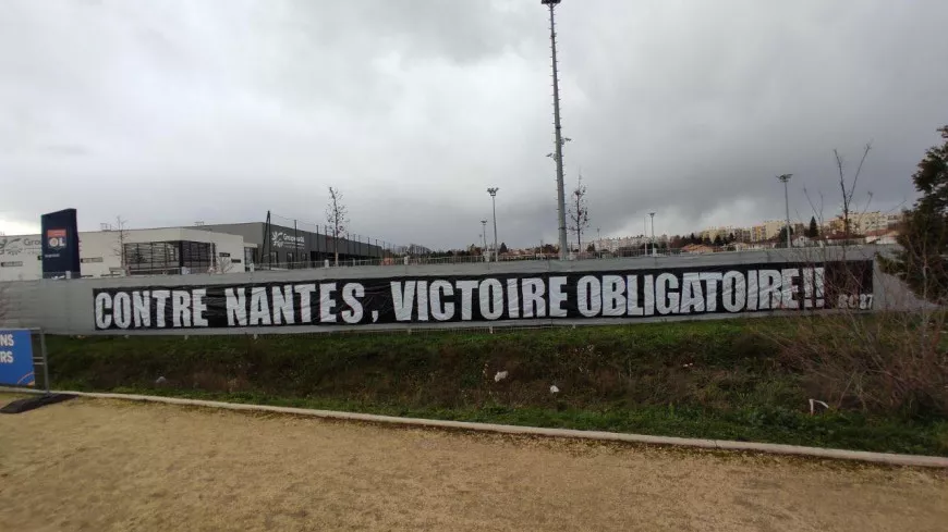 Une banderole des Bad Gones et un message clair pour l’OL : "Contre Nantes, victoire obligatoire"