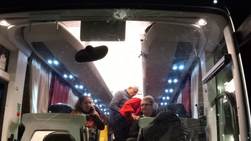 Après OL-Nice : le bus des supporters niçois caillassé sur l'autoroute, une enquête ouverte