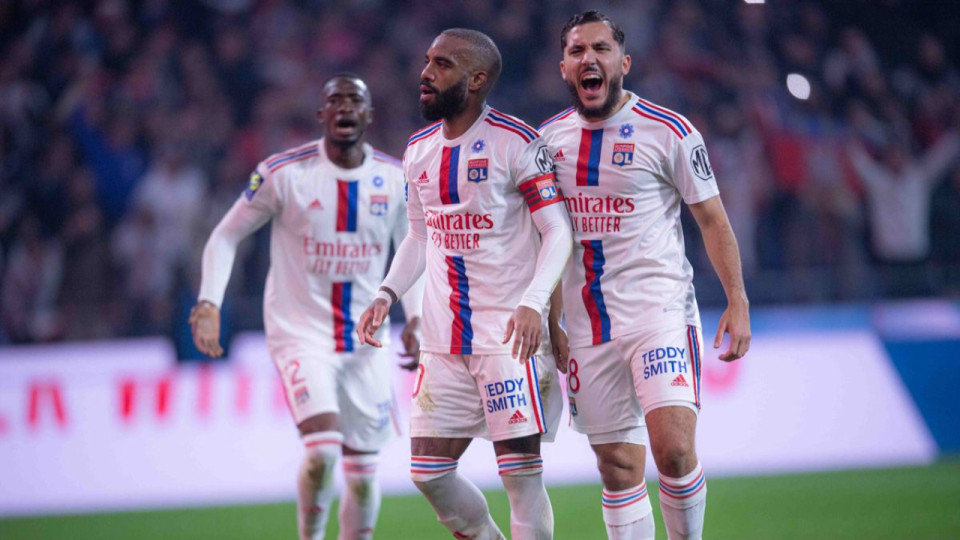 Quatre maillots de Lyonnais portés lors d'OL-Nice mis en vente