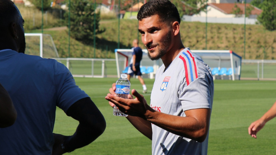 Houssem Aouar (OL) annoncé partant pour jouer avec l'Algérie, son entourage temporise Houssem Aouar (OL) annoncé partant pour jouer avec l'Algérie, son entourage temporise