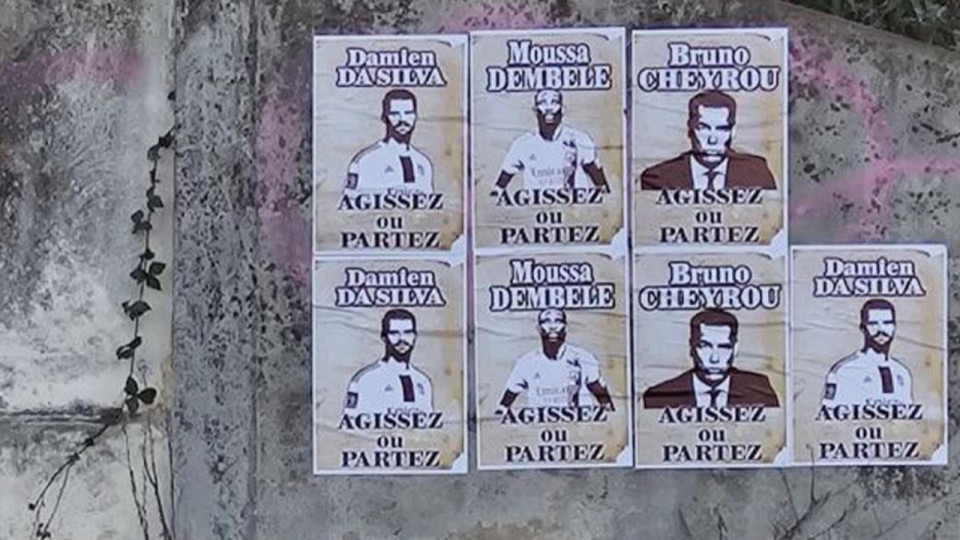 "Agissez ou partez" : les supporters de l’OL ont collé des affiches contre des joueurs et les dirigeants