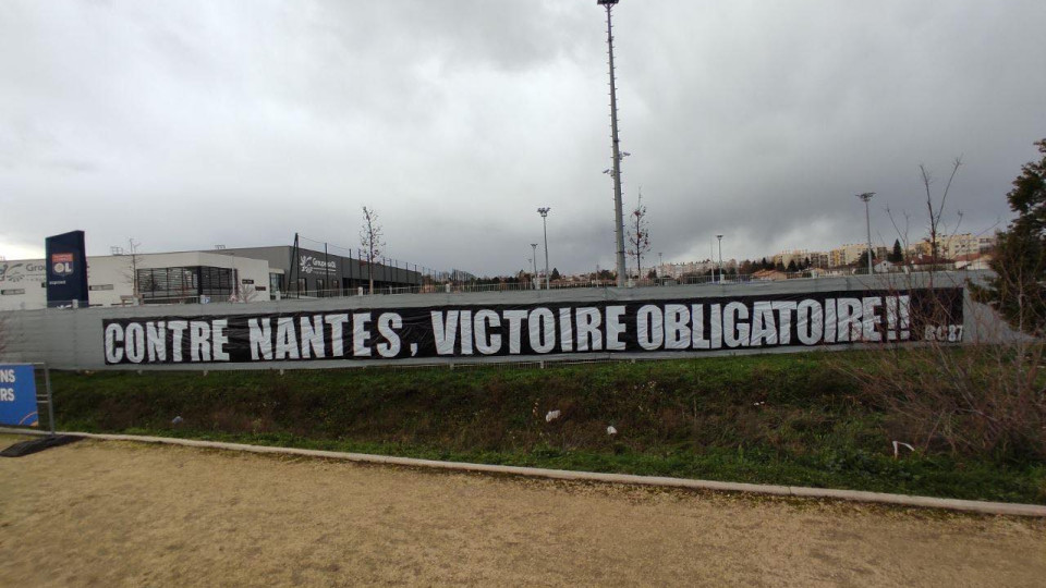 Une banderole des Bad Gones et un message clair pour l&rsquo;OL : "Contre Nantes, victoire obligatoire"