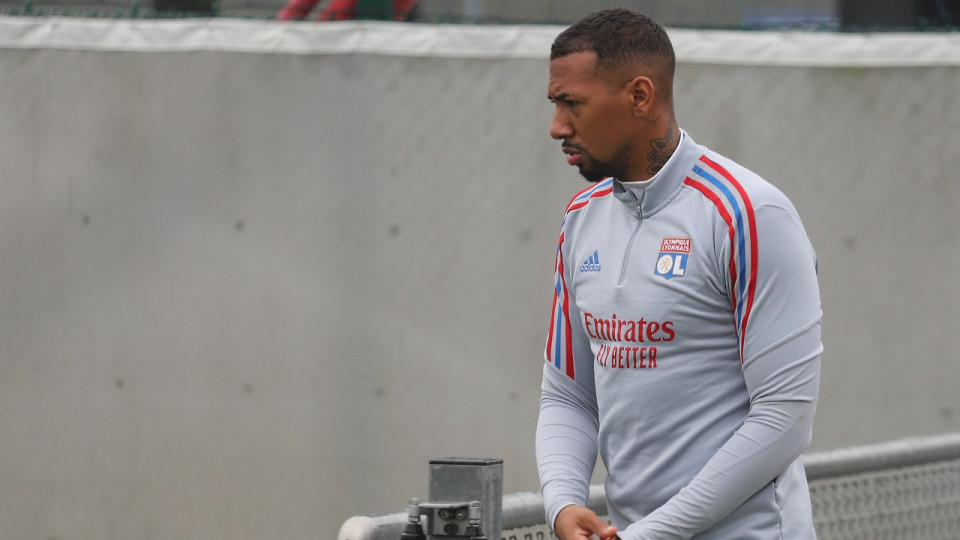 Poussé vers la sortie, Jérôme Boateng (OL) fait du pied au HSV