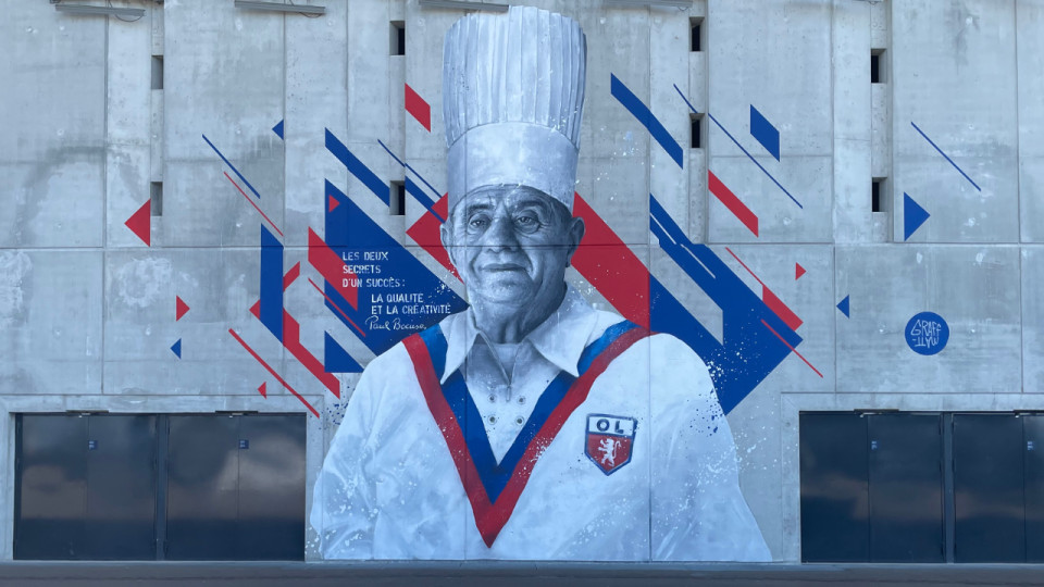OL : une fresque en hommage à Paul Bocuse sur les murs du Groupama Stadium