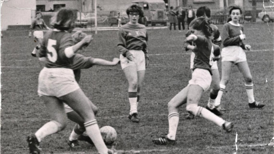 Pourquoi il faut absolument voir Comme des lionnes, le documentaire sur l'essor "du football joué par les femmes"