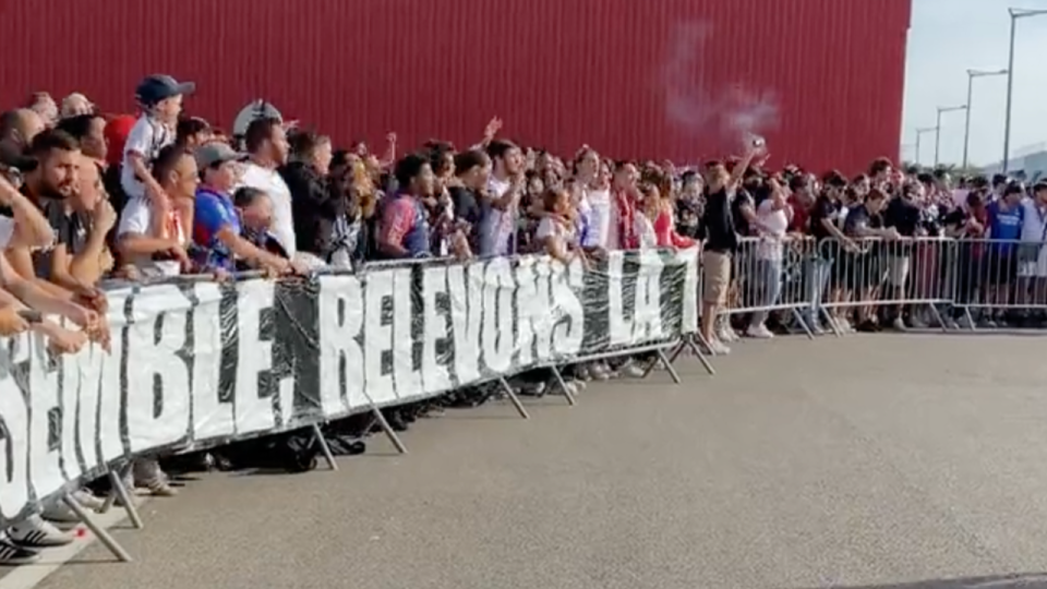 Reims-OL : des centaines de supporters venus soutenir les joueurs avant le départ en avion