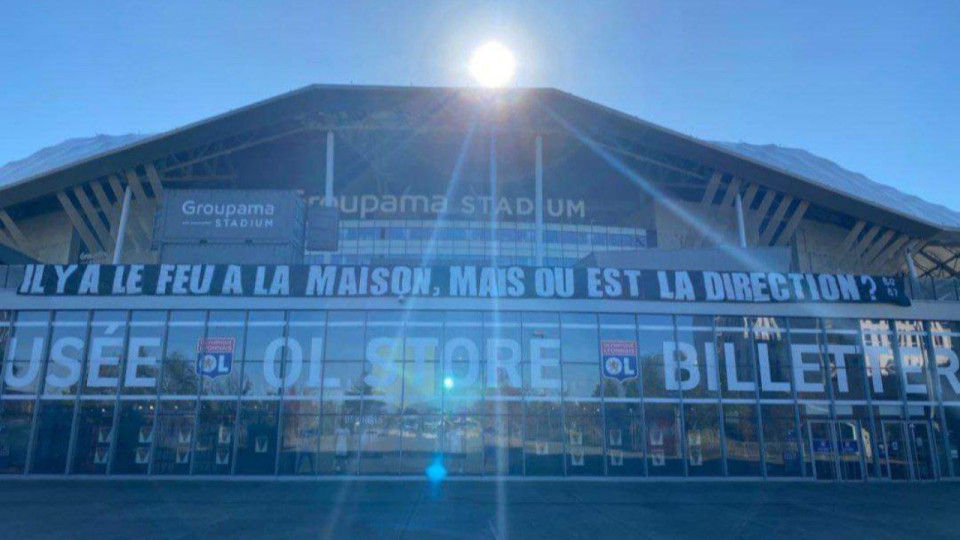 Les Bad Gones ciblent la direction de l'OL dans une banderole déployée au Groupama Stadium Les Bad Gones ciblent la direction de l'OL dans une banderole déployée au Groupama Stadium