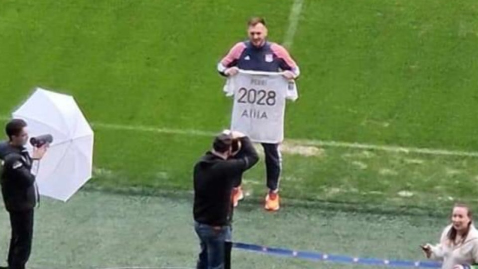 Lucas Perri à l'OL jusqu'en 2028 : la séance photos a leaké Lucas Perri à l'OL jusqu'en 2028 : la séance photos a leaké