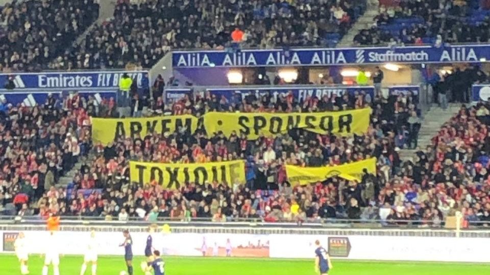 "Sponsor toxique" : une banderole anti-Arkema d&eacute;ploy&eacute;e par des militants &eacute;colo lors d&rsquo;un match de l&rsquo;OL f&eacute;minin