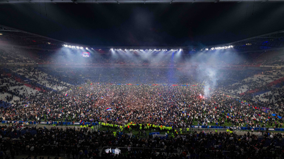 Pelouse du Groupama Stadium envahie : un membre du staff de Valenciennes violemment maitrisé par un stadier