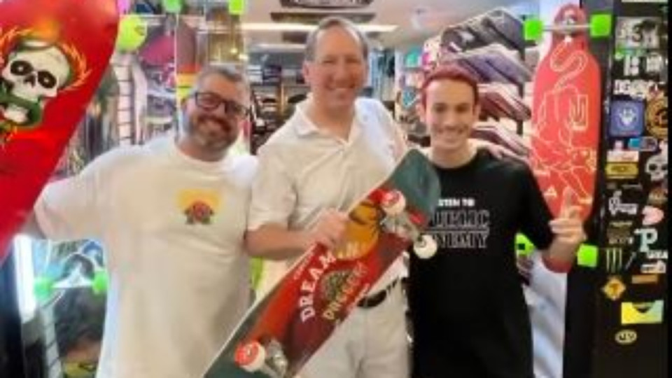 John Textor (OL) prend du bon temps au Brésil et impressionne au skate