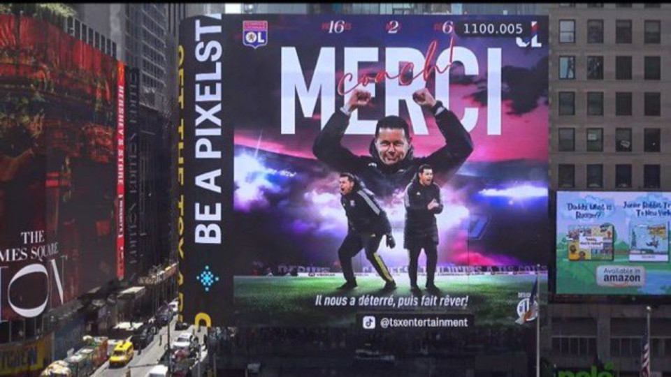 Insolite : des supporters de l’OL rendent hommage à Pierre Sage en plein Time Square