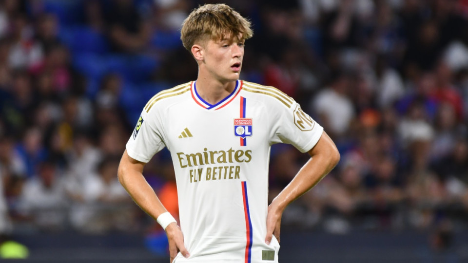 Johann Lepenant (OL) pist&eacute; par l'AJ Auxerre