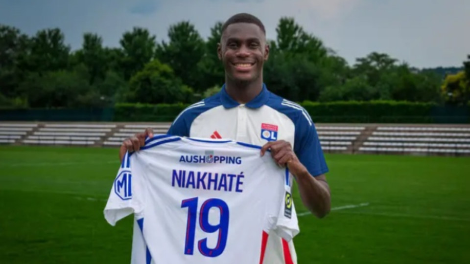 Moussa Niakhaté signe jusqu’en 2028 et devient le transfert le plus cher de l’histoire de l’OL (officiel)