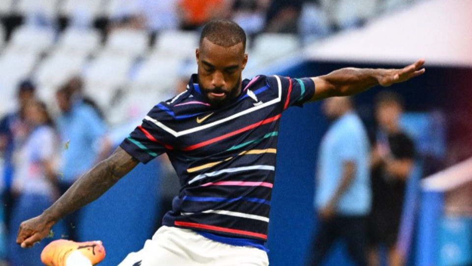 Capitaine des Bleus ce lundi soir à Lyon, Alexandre Lacazette "accomplit un rêve"