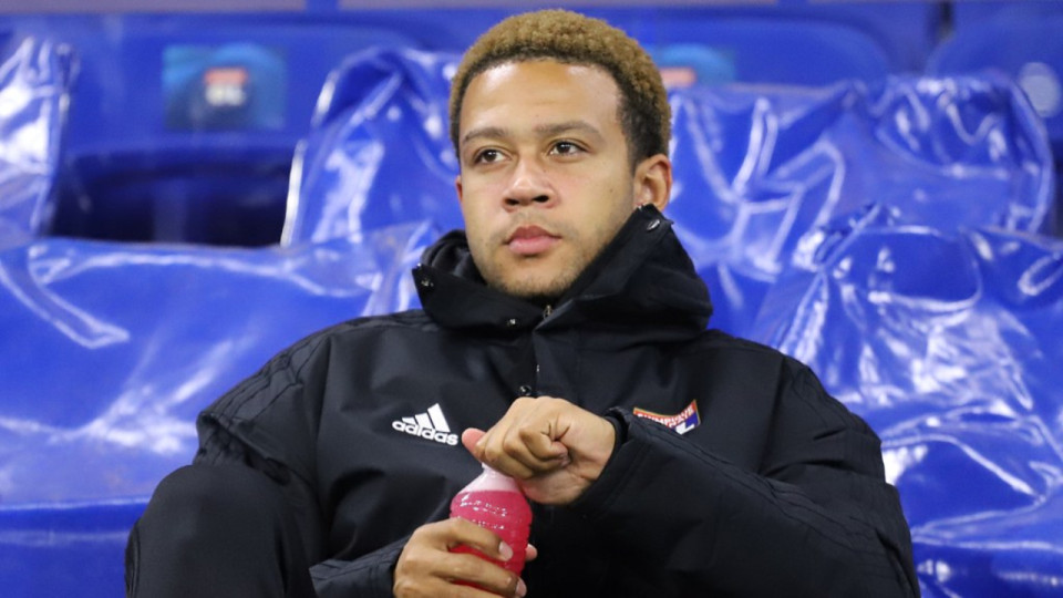 Memphis Depay (ex-OL) arrive en hélicoptère sur la pelouse des Corinthians