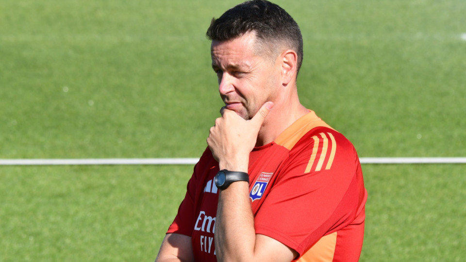 Lens - OL : Pierre Sage devrait maintenir sa défense à trois, des incertitudes en attaque Lens - OL : Pierre Sage devrait maintenir sa défense à trois, des incertitudes en attaque