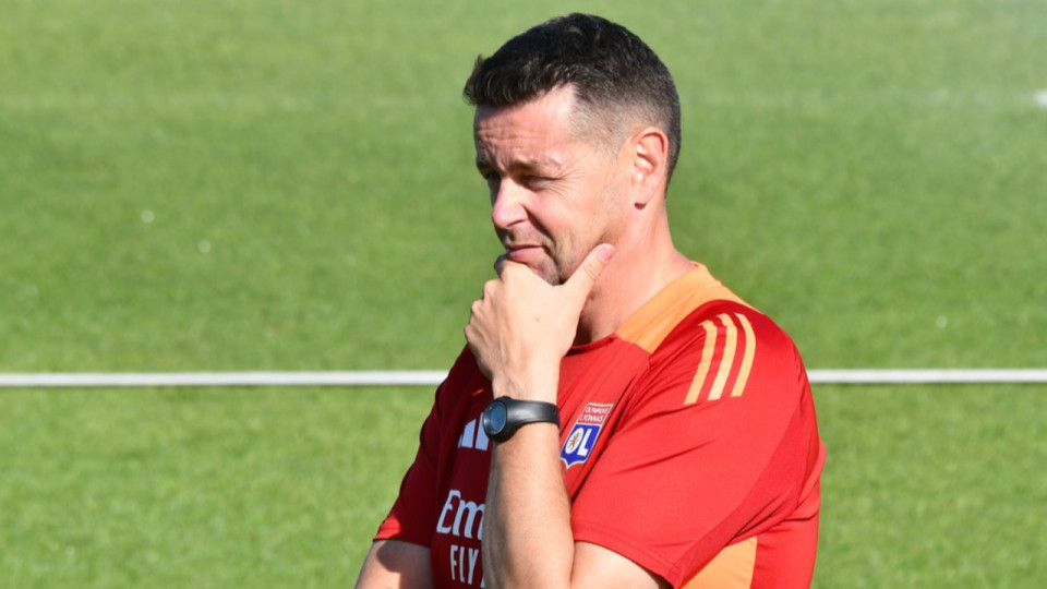 Jouer au foot &agrave; 10 : "une logique qui se discute" selon Pierre Sage