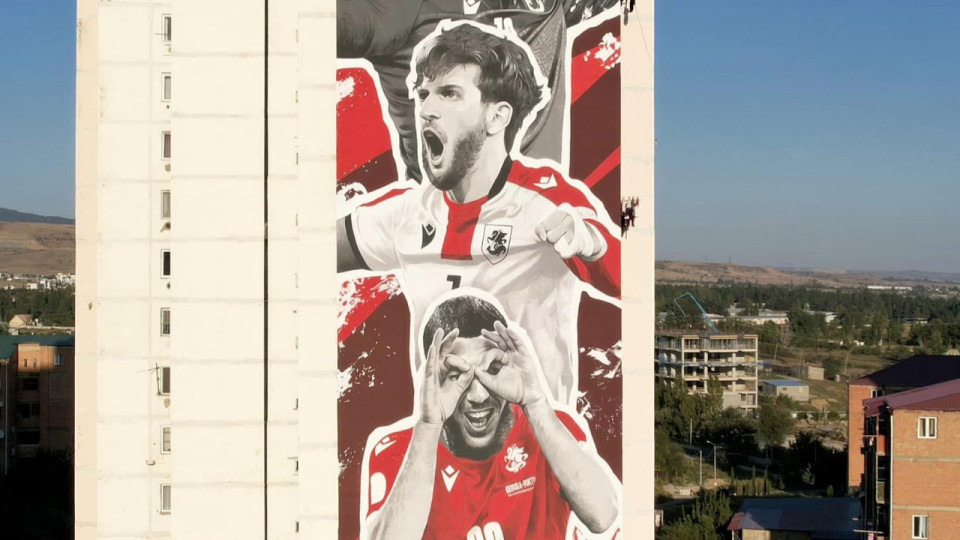 Joue-la comme Benzema : une fresque pour Georges Mikautadze en Géorgie