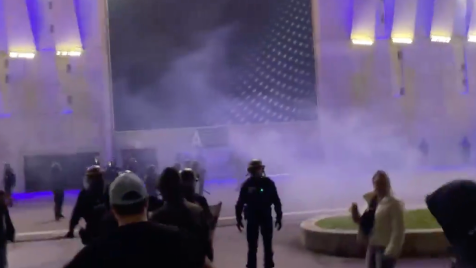 Affrontements entre CRS et supporters lyonnais après OL-Besiktas, le Groupama Stadium noyé dans le gaz lacrymogène