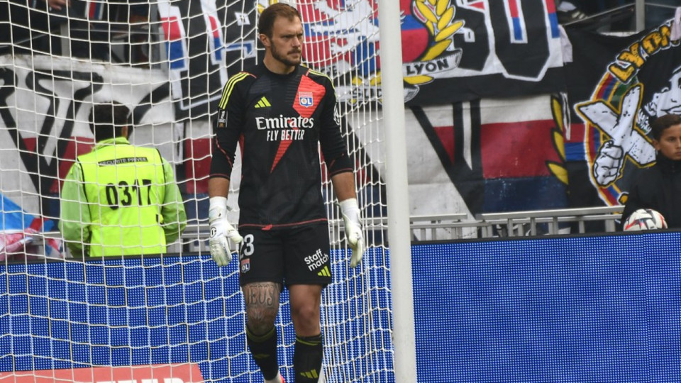 Arrêts décisifs et passes puissantes : Lucas Perri (OL) conquiert le cœur des Lyonnais