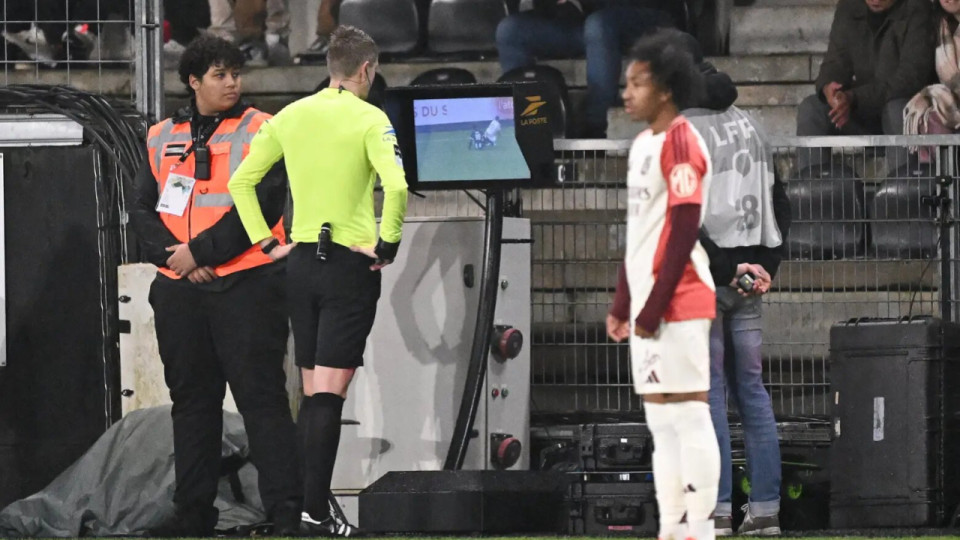 Angers-OL : la direction de l'arbitrage reconnaît que Bamba Dieng aurait dû être expulsé Angers-OL : la direction de l'arbitrage reconnaît que Bamba Dieng aurait dû être expulsé