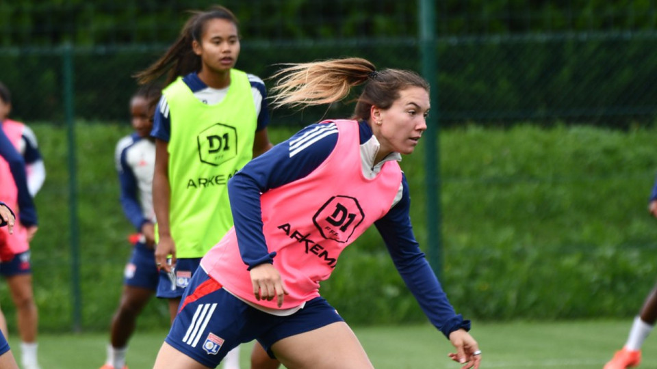 Journée internationale du sport féminin : une ministre à la rencontre des joueuses de l’OL féminin