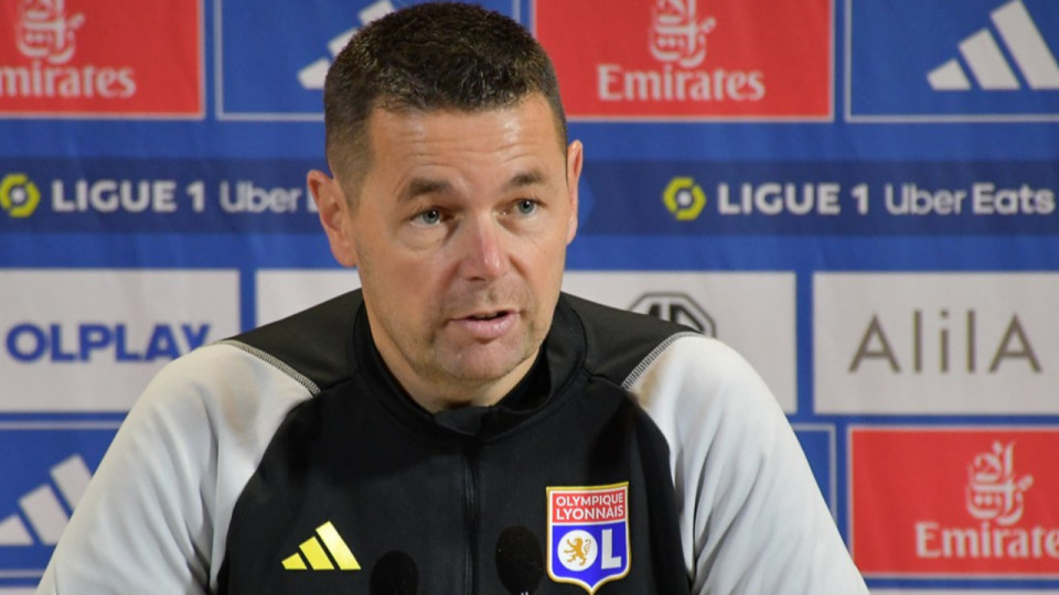 Sa situation à l’OL ? "On ne va pas en parler à chaque fois", évacue Pierre Sage