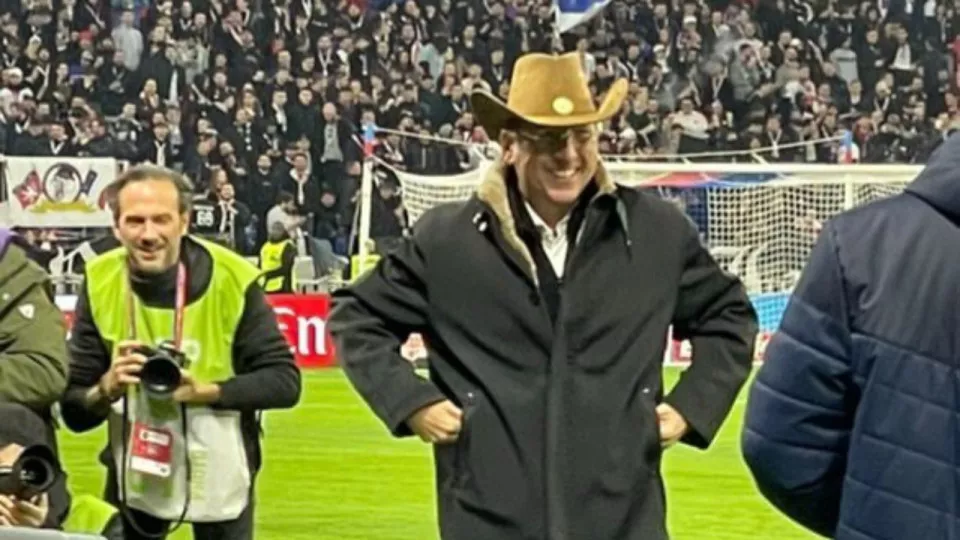OL-PSG : John Textor se moque de Nasser al-Khelaïfi en débarquant avec un chapeau de cow-boy