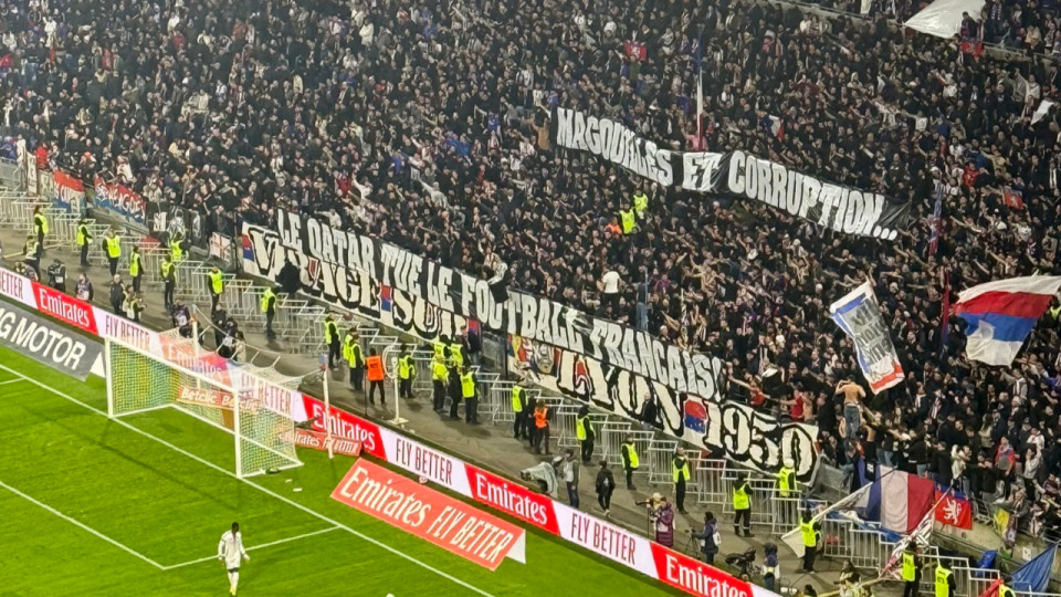 OL-PSG : ces banderoles et tifos anti-Qatar et anti-Nasser que vous n'avez pas vus sur DAZN