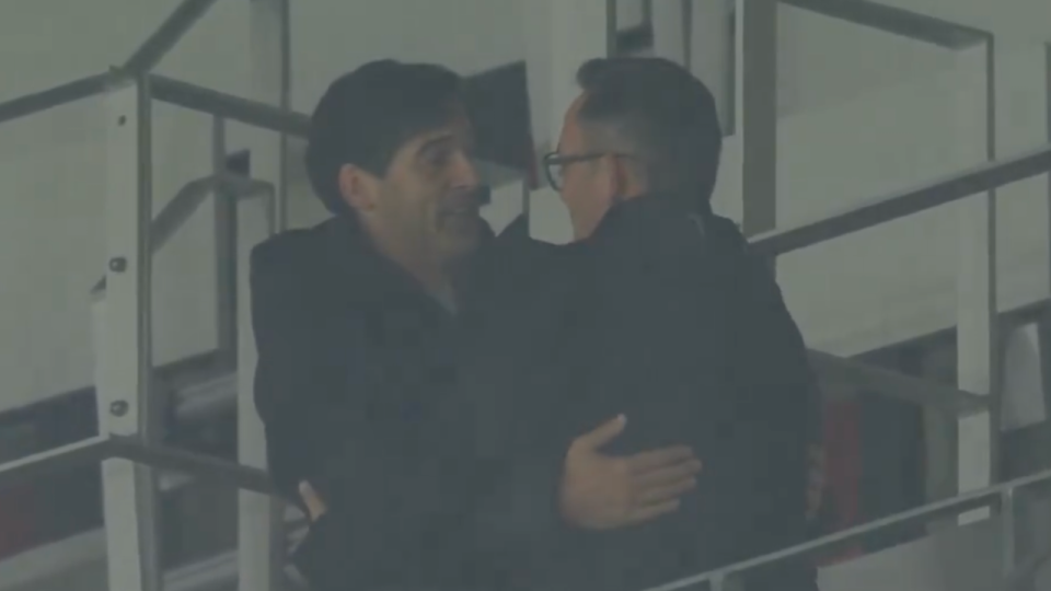 Nice-OL : l'accolade entre les coachs punis Paulo Fonseca et Franck Haise Nice-OL : l'accolade entre les coachs punis Paulo Fonseca et Franck Haise