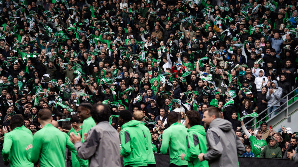 Jet de projectile sur l'arbitre assistant d'ASSE-OL : garde à vue prolongée pour le Stéphanois qui nie les faits