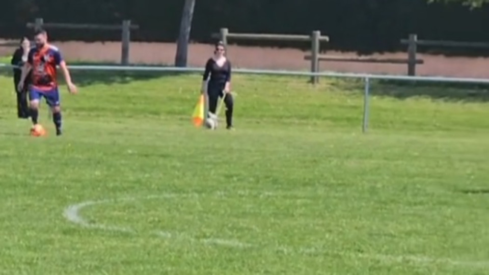 Insolite : une arbitre de touche officie avec son chien lors d’un match du District de l’Ain